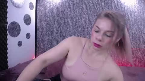 Snapshot of betsy_anub chatting on December 31, 10:34 pm LINDA online show from December 31, 10:34 pm