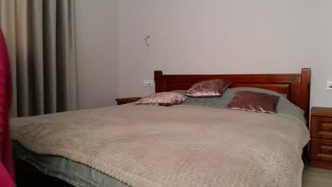 Snapshot of betty_sw chatting on February 4, 12:00 pm betty_sw online show from February 4, 12:00 pm