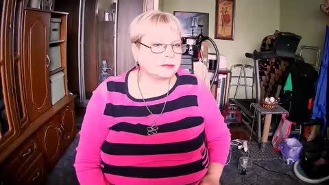 BeverlyQCynia online show from October 20, 11:35 am