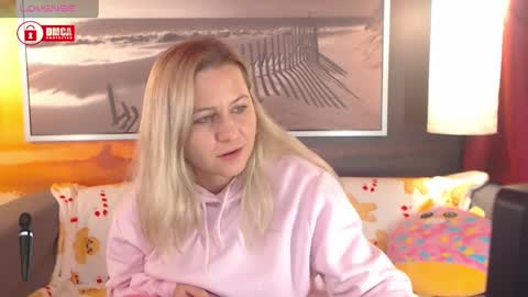 Snapshot of bigboobsarri chatting on December 6, 8:59 am BigBoobsArri online show from December 6, 8:59 am