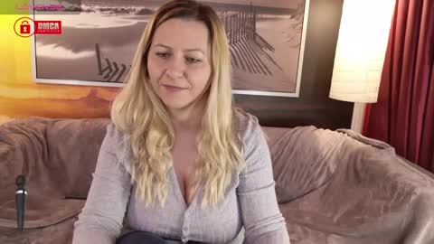 Snapshot of bigboobsarri chatting on March 5, 7:05 am BigBoobsArri online show from March 5, 7:05 am