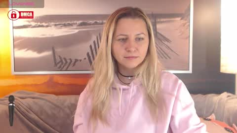 Snapshot of bigboobsarri chatting on December 21, 2:04 pm BigBoobsArri online show from December 21, 2:04 pm