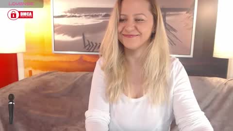 Snapshot of bigboobsarri chatting on January 22, 8:51 am BigBoobsArri online show from January 22, 8:51 am