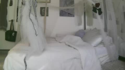 vampire fang  online show from April 9, 6:24 pm