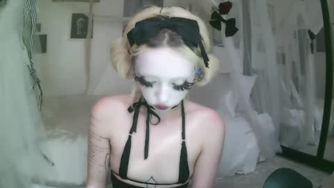 vampire fang  online show from April 3, 7:12 pm