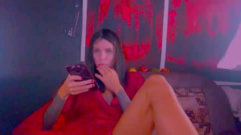 Snapshot of black_sswan chatting on October 27, 7:04 am Kristin online show from October 27, 7:04 am