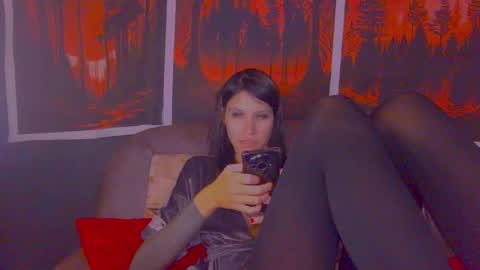 Snapshot of black_sswan chatting on October 18, 8:10 pm Kristin online show from October 18, 8:10 pm