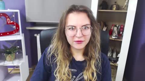 Z O E Y online show from December 19, 6:01 am