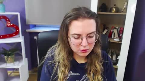 Z O E Y online show from December 21, 8:07 am