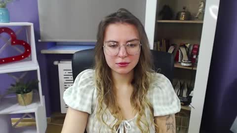 Z O E Y online show from December 17, 7:29 am