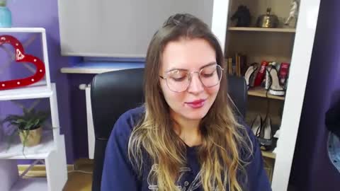Z O E Y online show from December 22, 7:44 am
