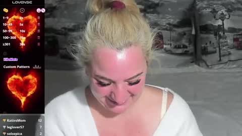 Snapshot of blond_ledi chatting on February 21, 6:37 pm blond_ledi online show from February 21, 6:37 pm