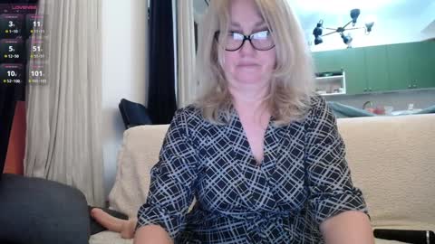 Snapshot of blond_woman chatting on January 28, 9:19 pm Karina online show from January 28, 9:19 pm