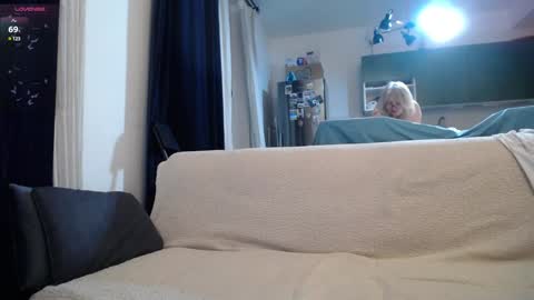 Snapshot of blond_woman chatting on January 6, 8:28 pm Karina online show from January 6, 8:28 pm