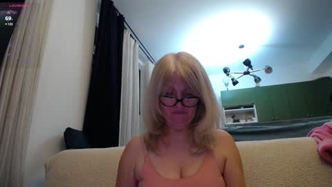 Snapshot of blond_woman chatting on January 17, 8:33 pm Karina online show from January 17, 8:33 pm