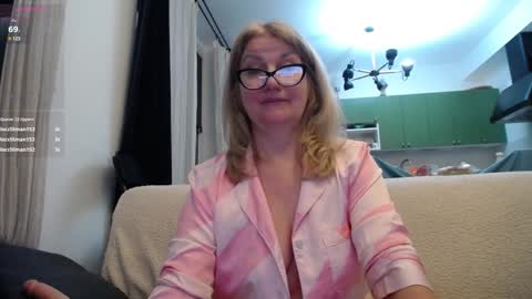 Snapshot of blond_woman chatting on January 27, 9:33 pm Karina online show from January 27, 9:33 pm