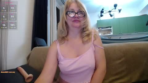 Snapshot of blond_woman chatting on February 15, 10:32 pm Karina online show from February 15, 10:32 pm