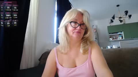 Snapshot of blond_woman chatting on March 7, 11:07 am Karina online show from March 7, 11:07 am
