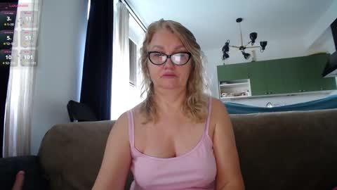 Snapshot of blond_woman chatting on February 8, 11:44 am Karina online show from February 8, 11:44 am