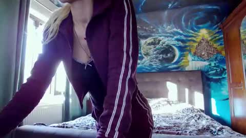 Snapshot of blonde4pasion chatting on October 16, 1:14 pm blonde4pasion online show from October 16, 1:14 pm