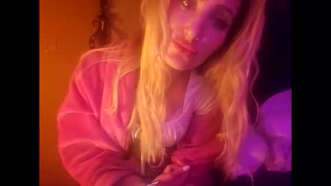 Snapshot of blondebellaaa3 chatting on February 16, 10:10 pm Gia online show from February 16, 10:10 pm