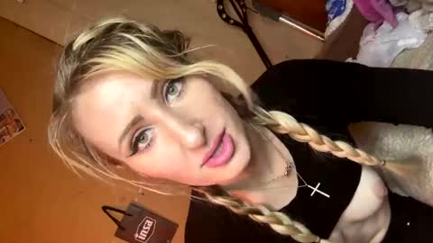 Snapshot of blondebellaaa3 chatting on February 25, 7:27 pm Gia online show from February 25, 7:27 pm