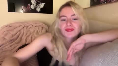 blondebunny999 online show from February 12, 2:35 am