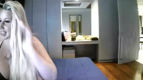 Snapshot of blondedolltia chatting on October 4, 4:22 pm blondedolltia online show from October 4, 4:22 pm