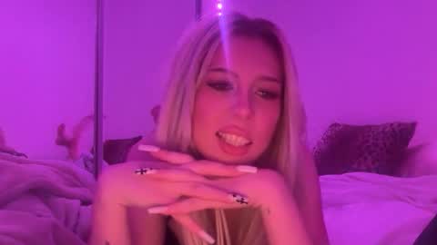 blondieangel11 online show from April 12, 4:48 am