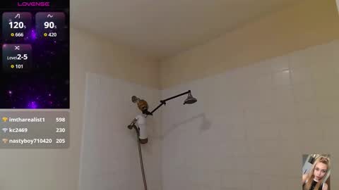 Snapshot of blondiebubblebooty chatting on October 23, 11:11 pm Bubbles online show from October 23, 11:11 pm