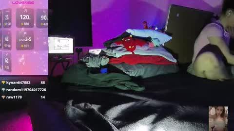 Snapshot of blondiebubblebooty chatting on October 17, 1:36 pm Bubbles online show from October 17, 1:36 pm