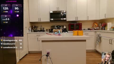 Snapshot of blondiebubblebooty chatting on October 27, 7:37 am Bubbles online show from October 27, 7:37 am