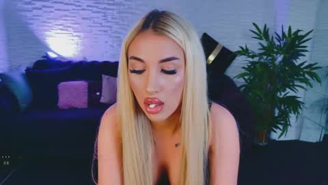 Kiki online show from April 26, 7:33 pm