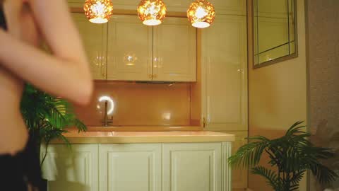 Elly online show from April 18, 7:07 pm