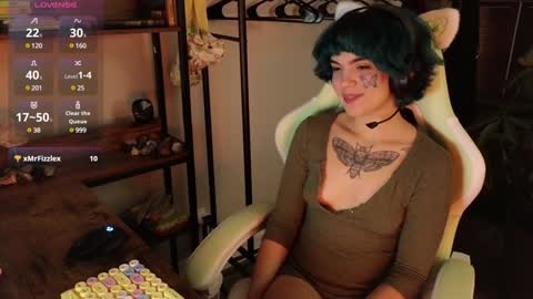 Snapshot of bluedweeb chatting on December 13, 4:43 am Blue online show from December 13, 4:43 am