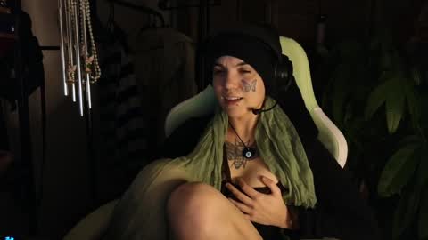 Snapshot of bluedweeb chatting on February 6, 5:35 am Blue online show from February 6, 5:35 am