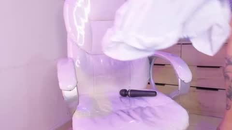 Snapshot of bluee_hazell chatting on September 17, 11:52 am online show from September 17, 11:52 am