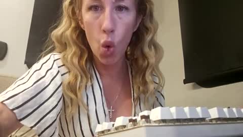 MamaMorgan online show from November 12, 1:47 am