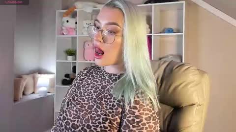 Vickie online show from September 17, 8:23 am