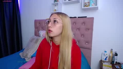 Soffy Brooks Independent model online show from October 21, 5:22 am