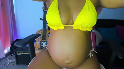 Snapshot of bonny_ebony1 chatting on December 12, 5:37 pm Bonny online show from December 12, 5:37 pm