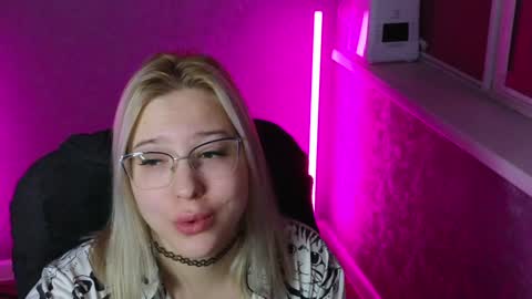 Snapshot of brandy__stars chatting on December 22, 2:06 am Belle online show from December 22, 2:06 am