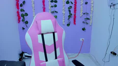 bratz_evans online show from December 24, 10:22 am