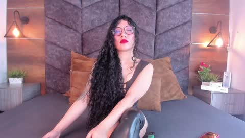 Snapshot of briaconner_ chatting on December 18, 3:04 am B R I A online show from December 18, 3:04 am