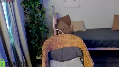 Snapshot of bridgetbottrel chatting on October 6, 7:25 am Bridget online show from October 6, 7:25 am