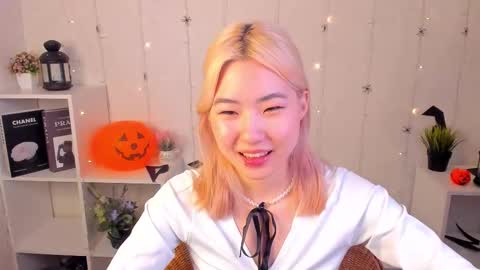 Snapshot of bridgetbottrel chatting on October 30, 6:16 am Bridget online show from October 30, 6:16 am