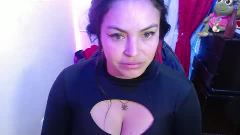 scarleth    follow mee 3 kis online show from February 3, 2:47 am