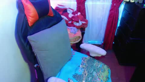 scarleth    follow mee 3 kis online show from February 9, 12:51 am