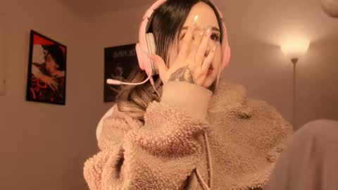 Nat  Independent model  Please help me to reach 200 thumbs up online show from January 15, 4:18 am