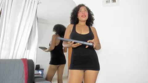 brownvelvet_ online show from October 23, 7:20 pm